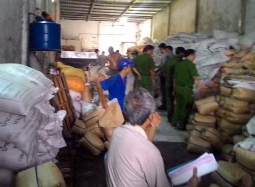 Phòng PC46 Công an TP.Cần Thơ khám xét, niêm phong một lượng lớn đường cát không rõ nguồn gốc của cơ sở Tư Hậu để điều tra.