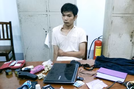 Đồng phạm Vũ Văn Tiến cùng tang vật.