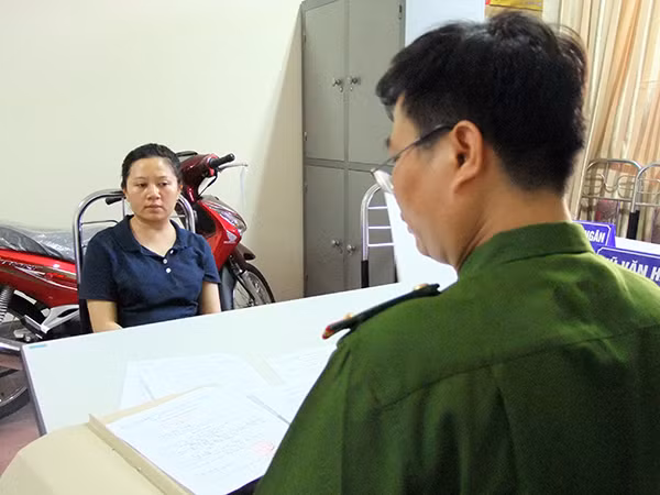 Đối tượng Hoàng Thị Khánh tại cơ quan cảnh sát điều tra Công an tỉnh Lào Cai.