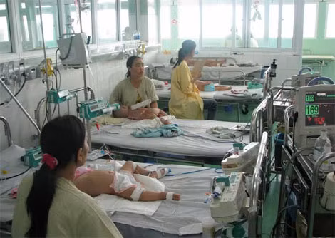 Để đáp ứng nhu cầu khám chữa bệnh cho bệnh nhi Bệnh viện Phụ sản – Nhi Đà Nẵng phải tăng cường y bác sĩ, kê thêm giường bệnh và tăng giờ khám chữa bệnh.