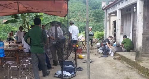 Lực lượng chức năng khám nghiệm, điều tra vụ án.
