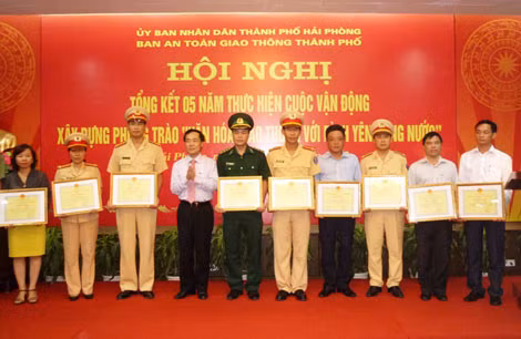Trao tặng bằng khen, giấy khen cho các tập thể, cá nhân.