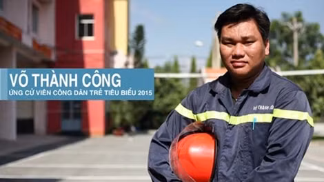 Thiếu úy Võ Thành Công trong một buổi làm việc cùng đồng đội.