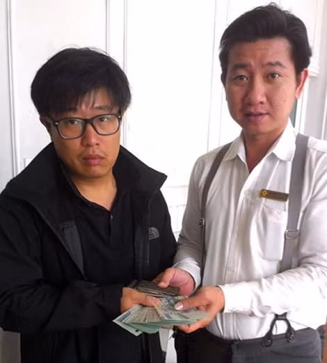 Đại diện Bà Nà Hills trao trả tài sản cho du khách Hàn Quốc.