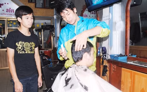 Thịnh đang dạy cắt tóc cho học viên. Ảnh: Thạch Văn
