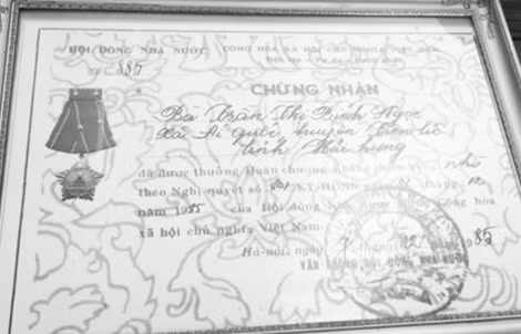 Giấy chứng nhận Huân chương kháng chiến hạng nhì của bà Bích Ngọc.