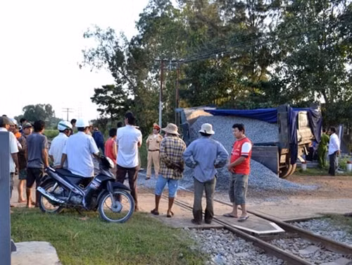 Hiện trường vụ tai nạn tàu hỏa cán ô tô.