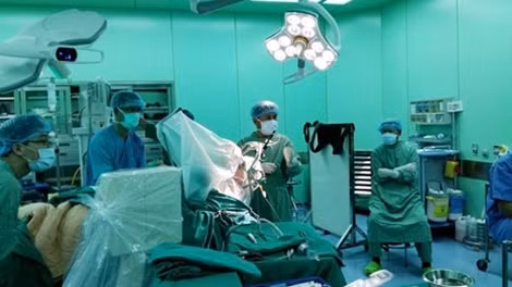 Ca phẫu thuật cho bệnh nhân T.V.Khanh đặt điện cực não sâu tại bệnh viện ĐHYD TP Hồ Chí Minh.