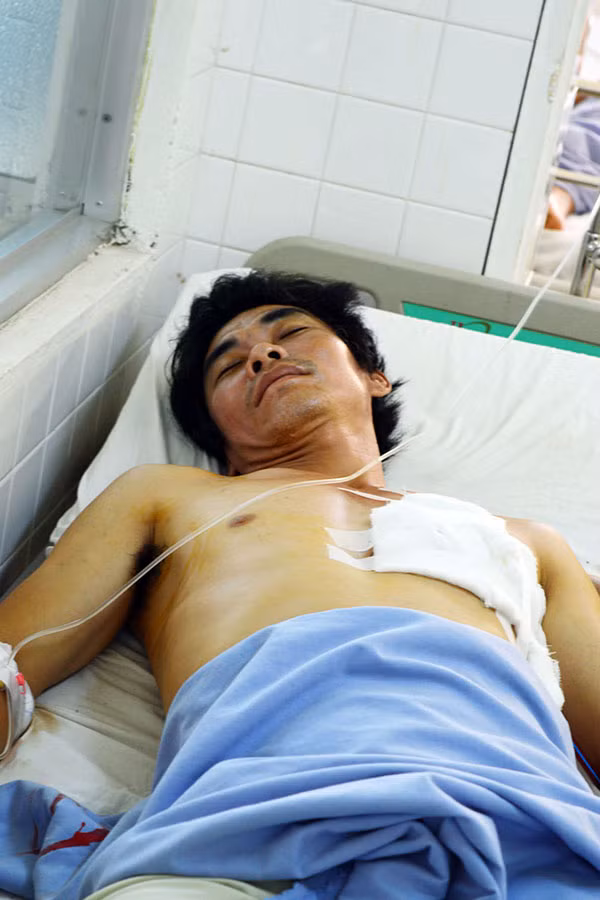 Đối tượng Sơn sau khi đâm chết vợ đã dùng dao tự sát nhưng không thành.
