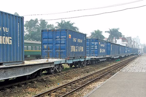 Vận tải đường sắt có giá thành rẻ nhưng chưa nhiều doanh nghiệp thuê vận chuyển container.