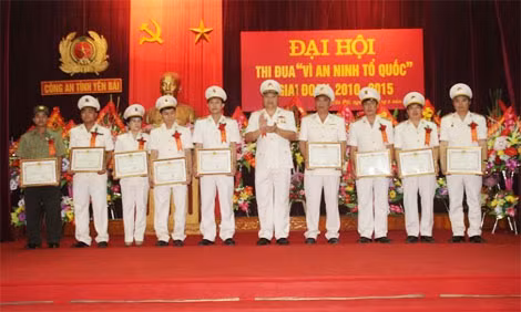 Thiếu tướng Đặng Trần Chiêu, Giám đốc Công an tỉnh Yên Bái tặng Giấy khen cho các tập thể và cá nhân có thành tích xuất sắc trong phong trào thi đua “Vì an ninh Tổ quốc”.