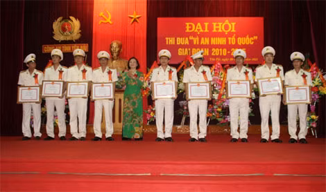 Đồng chí Phạm Thị Thanh Trà tặng Bằng khen của UBND tỉnh cho các cá nhân và tập thể có thành tích xuất sắc trong phong trào thi đua “Vì an ninh Tổ quốc”.