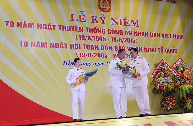 Đại tá Nguyễn Hữu Trí, Giám đốc CA tỉnh và đại diện Tuổi trẻ CA tỉnh tặng hoa Trung tướng Nguyễn Việt Thành, AH LLVTND.