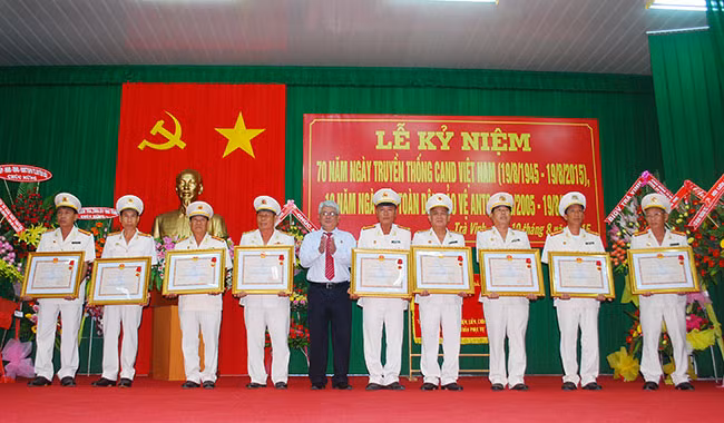 Tại Lễ kỷ niệm, 9 cán bộ nhận Huân chương bảo vệ Tổ quốc hạng ba
