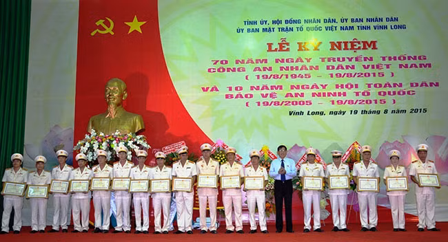 Lãnh đạo Tỉnh ủy, UBND tỉnh Vĩnh Long tặng Bằng khen cho các tập thể, cá nhân có thành tích xuất sắc.