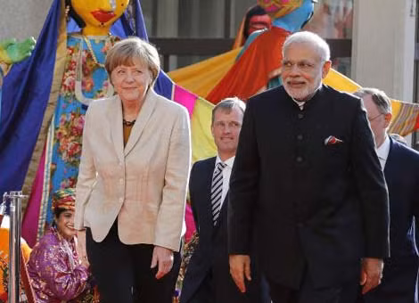 Thủ tướng Ấn Độ Narendra Modi (phải) và người đồng cấp Đức Angela Merkel tại hội chợ triển lãm Hannover. Ảnh: AP.