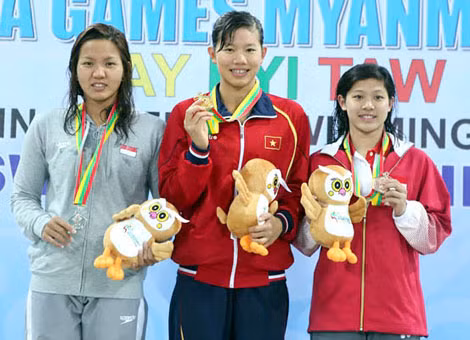 Ánh Viên (giữa) là một trong những VĐV mũi nhọn của thể thao Việt Nam tại SEA Games 28.