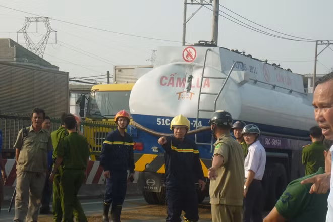 Lực lượng chữa cháy triển khai công tác nhằm chống xảy ra sự cố cháy.