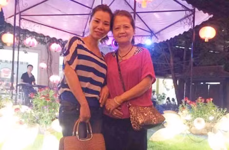 Chị Trang và mẹ nuôi của mình.