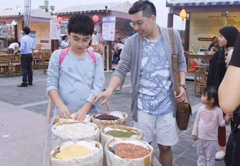 Nghệ thuật sắp đặc từ nguyên liệu dân dã, độc đáo gây sự ngạc nhiên, thích thú cho du khách.