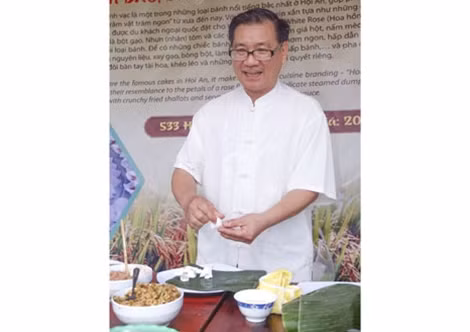 Thợ làm bánh thân thiện, dân dã trong trang phục áo bà ba truyền thống.