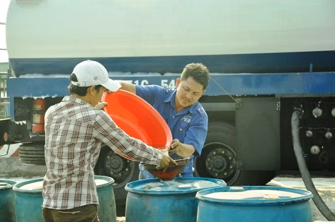 Xăng được chế vào các thùng phuy.