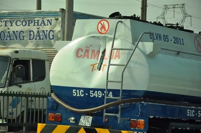 Chỗ va chạm khiến xăng từ bồn xăng chảy ra ngoài