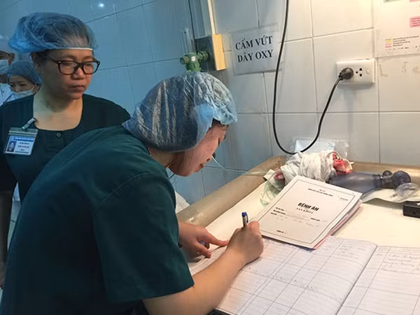 Ngành y tế ngày càng kiểm soát chặt qui trình trao nhận con sau sinh để tránh nhầm lẫn.