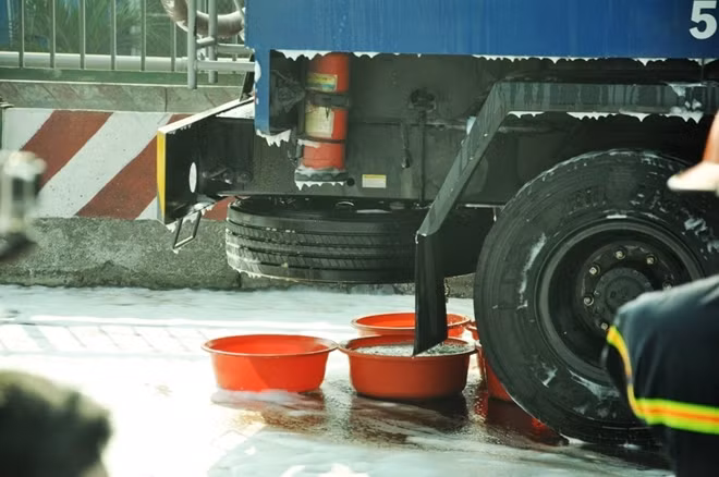 Tận dụng chậu nhựa để hứng xăng.