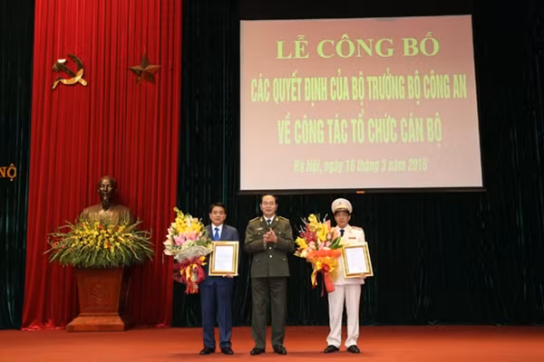 Bộ trưởng Trần Đại Quang trao Quyết định và tặng hoa chúc mừng Thiếu tướng Nguyễn Đức Chung, Phó Bí thư Thành ủy, Chủ tịch UBND TP Hà Nội và Thiếu tướng Đoàn Duy Khương, Giám đốc Công an TP Hà Nội.