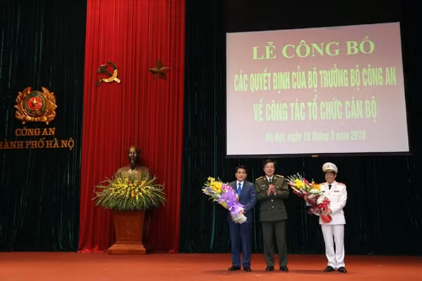 Trung tướng Nguyễn Danh Cộng, Chánh Văn phòng Bộ Công an tặng hoa chúc mừng Thiếu tướng Nguyễn Đức Chung và Thiếu tướng Đoàn Duy Khương.