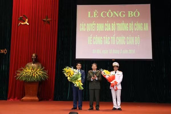 Trung tướng Trần Bá Thiều, Tổng cục trưởng Tổng cục Chính trị CAND tặng hoa chúc mừng Thiếu tướng Nguyễn Đức Chung và Thiếu tướng Đoàn Duy Khương.