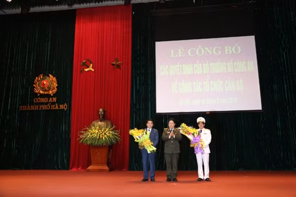 Trung tướng Bùi Văn Thành, Thứ trưởng Bộ Công an tặng hoa chúc mừng Thiếu tướng Nguyễn Đức Chung và Thiếu tướng Đoàn Duy Khương.