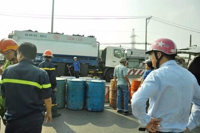 Nhiều thùng phuy được huy động đến chứa xăng.