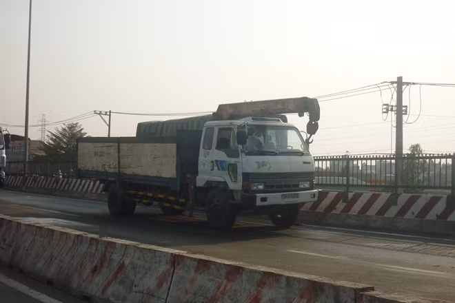 Chiếc xe tải cẩu gây ra sự cố thủng bồn xăng xe bồn tại hiện trường.