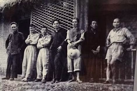 Từ trái qua phải: Nhà văn Ngô Tất Tố, Nguyễn Xuân Sanh, Tố Hữu, Xuân Diệu, Thế Lữ, Nguyễn Huy Tưởng, Nguyễn Tuân.