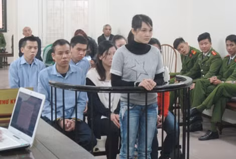 Bị cáo Wang Hui (đứng) cùng đồng bọn tại phiên xử.
