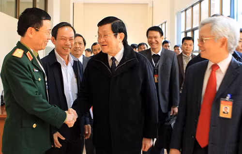 Chủ tịch nước Trương Tấn Sang với các học viên. Ảnh: TTXVN.