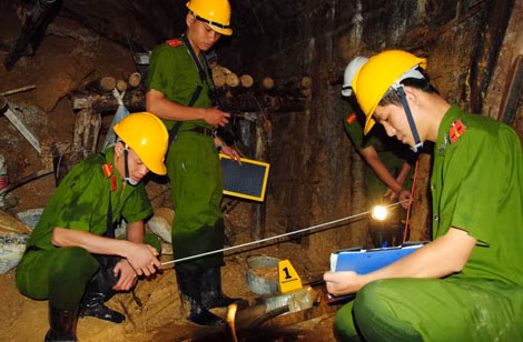 Công an Lâm Đồng và các cơ quan chức năng khẩn trương điều tra làm rõ vụ sập hầm thủy điện Đạ Dâng. Công an Lâm Đồng và các cơ quan chức năng khẩn trương điều tra làm rõ vụ sập hầm thủy điện Đạ Dâng.