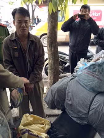 Đỗ Văn Thành cùng tang vật.