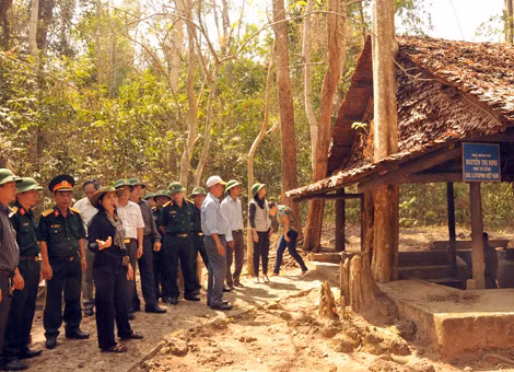 Các cựu chiến binh thăm lại chiến trường xưa.
