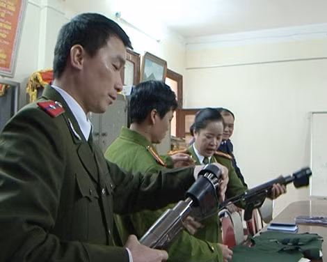 Đại tá Đàm Thị Lê giao nhiệm vụ cho cán bộ chiến sĩ trước lúc lên đường phá án.