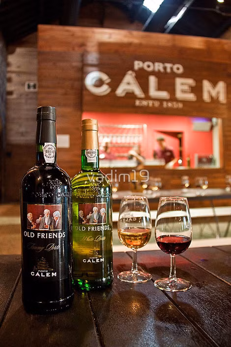 Rượu vang Porto nổi tiếng. Rượu vang Porto nổi tiếng.