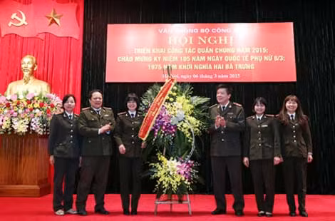 Trung tướng Nguyễn Danh Cộng, Chánh Văn phòng Bộ Công an tặng hoa chúc mừng Hội phụ nữ Văn phòng Bộ và đại biểu khách mời.