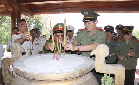 Đoàn công tác dâng hương tại Đồi 82.