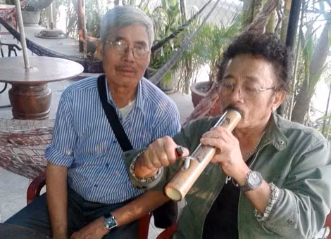 Nhà văn Hà Đình Cẩn (trái) và nhà văn Chu Lai trên đường xuyên Việt. Nhà văn Hà Đình Cẩn (trái) và nhà văn Chu Lai trên đường xuyên Việt.