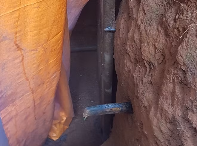 Cửa vào một đường hầm phục vụ khai thác vàng