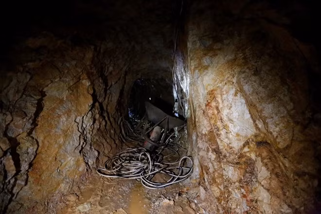 Trong 3 đường hầm khai thác vàng có một đường hầm mới xuất hiện từ tháng 6-2018, 2 đường hầm còn lại đã có từ những năm trước.