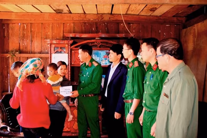 Công an Lâm Đồng trao tiền hỗ trợ gia đình chị Ka Lương