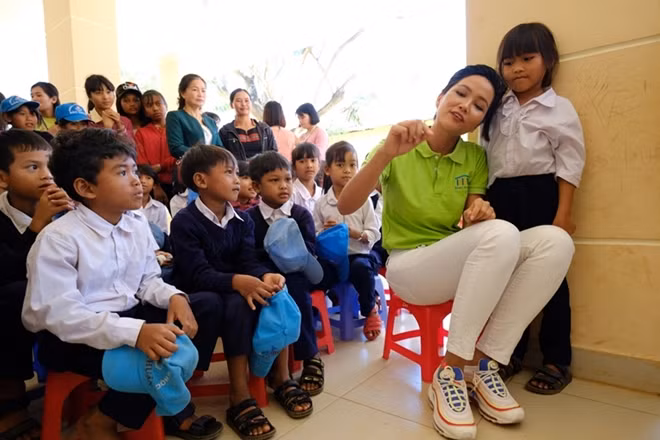 Hoa hậu trò chuyện cùng học sinh Trường Tiểu học Bảo Thuận